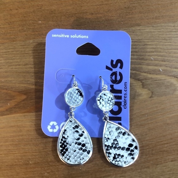 Claire's Drops Earrings set of 2 - Picture 5 of 7